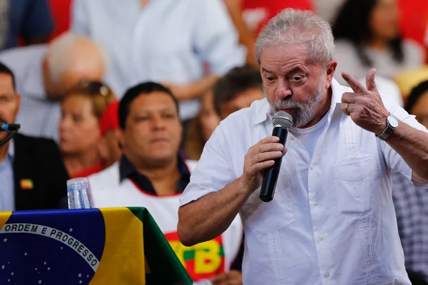 Lula chega ao Recife para participar de campanha do PT