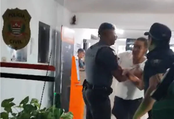 Vídeo: delegado agride guardas municipais em frente a delegacia em SP