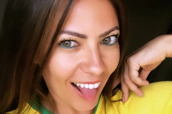 Na Itália, ex-Big Brother posa nua só de máscara: “Basta”