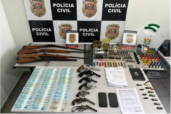 Imagem colorida de material apreendido em operação. Metrópoles