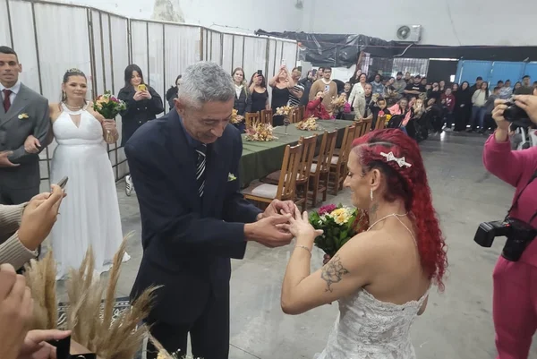 Foto colorida mostra casal Ederson Caternal Fanfa e Ariana Quirin da Silva, que participou de casamento comunitário no RS - Metrópoles