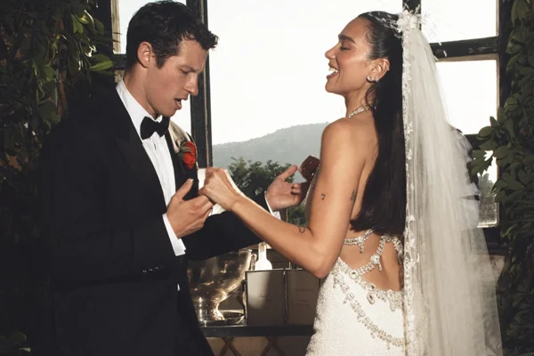 Dua Lipa revela detalhes do casamento com Callum Turner: "Diversão" - Metrópoles