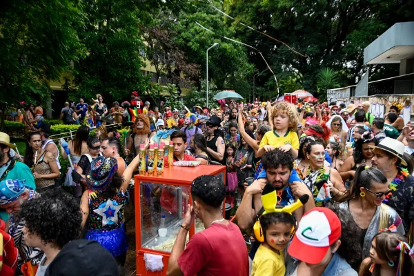 Bloco Vai Quem Fica reúne foliões na Asa Norte no sábado de Carnaval 2024 - Metrópoles