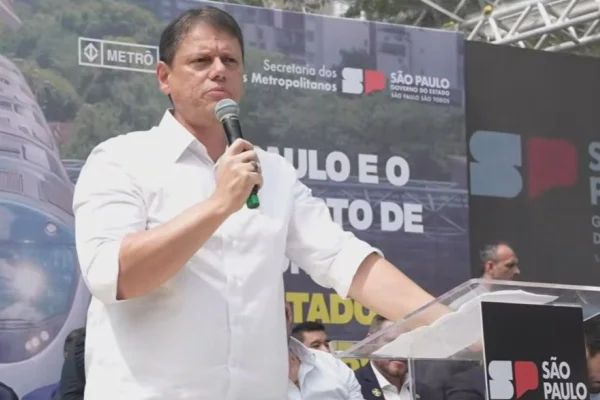 Foto colorida do governador Tarcísio de Freitas - Metrópoles
