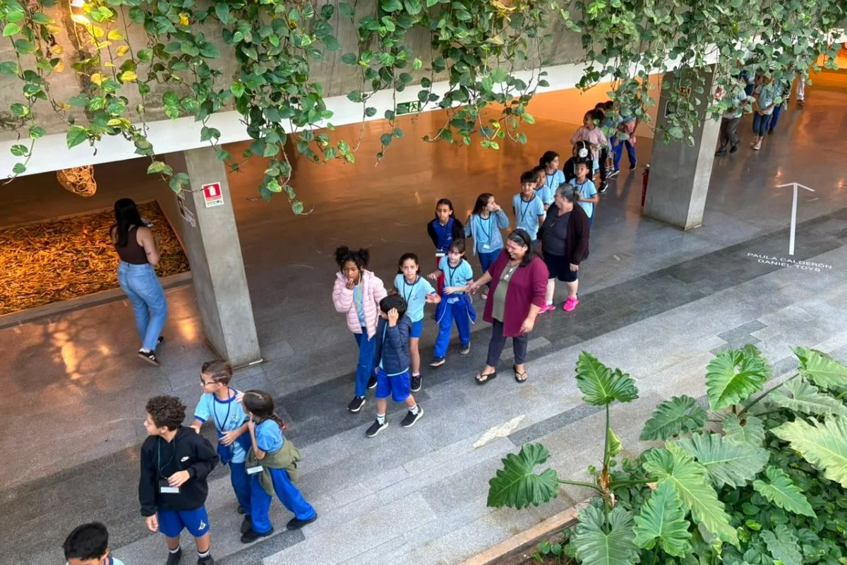 Alunos da EC 204 Sul visitam mostra Constelações Contemporâneas Alunos da EC 204 Sul visitam mostra Constelações Contemporâneas