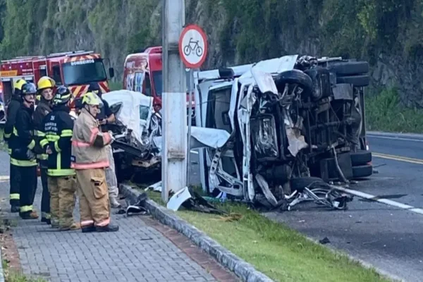 Imagem colorida, Acidente entre carros e caminhão mata três na BR-470 em SC- Metrópoles