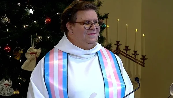 Pastora de 51 anos revela ser mulher trans durante culto emocionante
