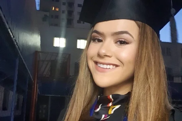 Maisa posta fotos em que anuncia sua formatura no Ensino Médio