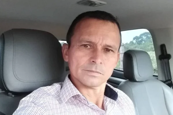 Imagem mostra homem sentado em um carro. Fazendeiro é morto a tiros dentro de casa por ex-marido da namorada - Metrópoles