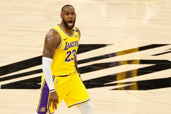 LeBron James faz cesta espetacular e leva reservas ao delírio. Veja