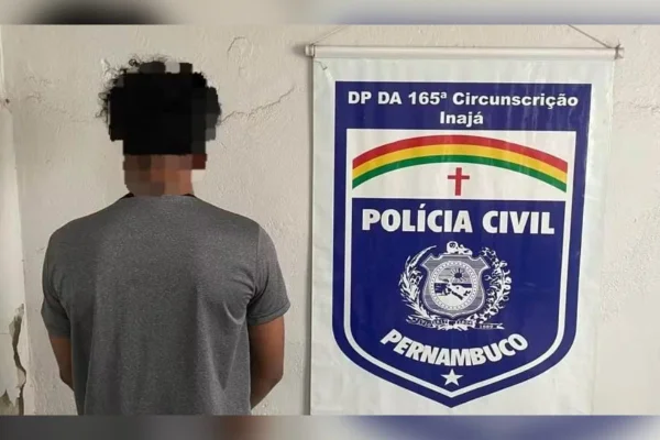 Imagem colorida mostra homem sendo preso por crimes sexuais contra uma criança de 9 anos - Metrópoles