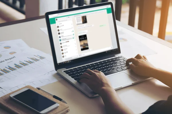 Servidora é condenada após vazar mensagens da chefe no WhatsApp