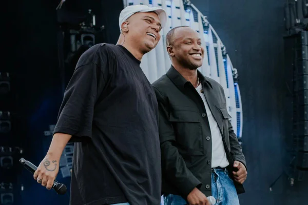Bruno, do Sorriso Maroto, e Thiaguinho em foto colorida - Metrópoles