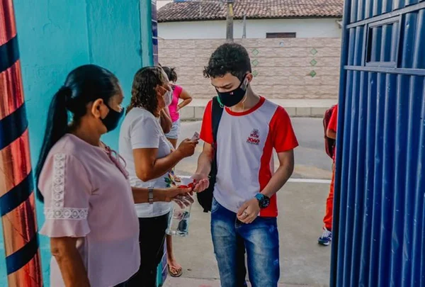 Alunos do 8º e 9º anos voltam às salas de aula em João Pessoa