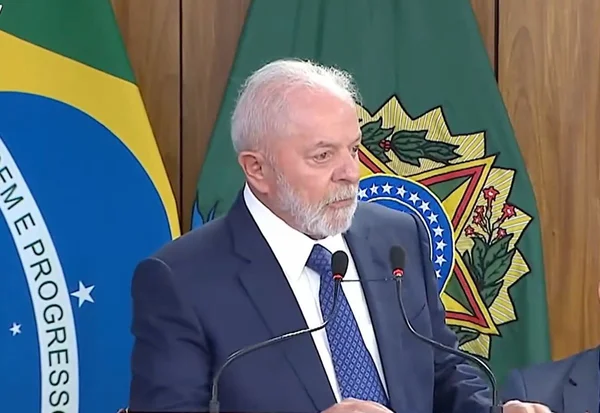 Imagem colorida de Lula em encontro com governadores