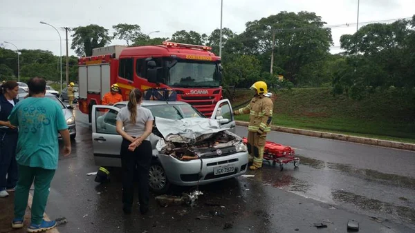 Jovem fica ferida após bater carro em ônibus escolar na Ponte JK
