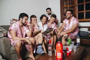 Noiva faz ensaio fotográfico hilário com amigos no lugar das madrinhas - imagem 6