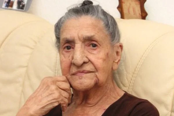 Imagem colorida mostra Philomena Franz, que esteve no campo nazista de Auschwitz - Metrópoles