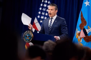 O Chefe do Estado-Maior Conjunto da Força Aérea, General Dan Caine (à direita), acompanhado pelo Secretário de Defesa dos EUA, Pete Hegseth (à esquerda), discutem os detalhes do ataque ao Irã durante coletiva de imprensa no Pentágono
