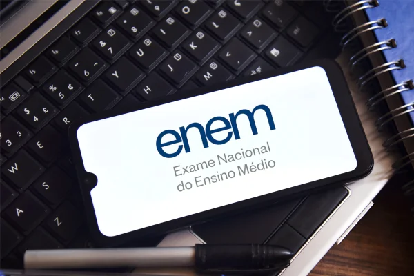 Foto colorida de celular com o símbolo do Enem - Enem: entenda como controlar a ansiedade antes e durante a prova - Metrópoles
