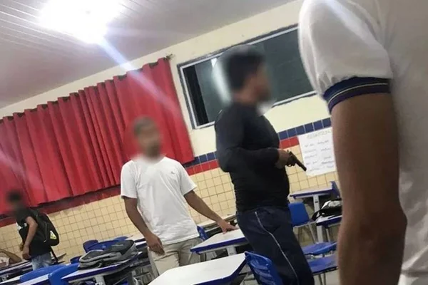 Imagem mostra vigilante que sacou arma durante briga com alunos em uma escola - Metrópoles
