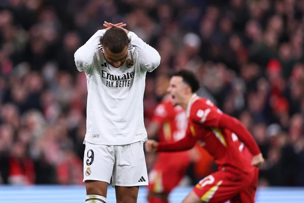 Imagem de Mbappé com a cabeça baixa - Metrópoles