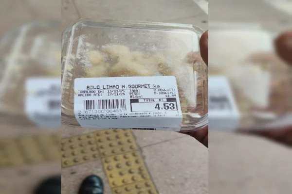 Mulher furta bolo no mercado, come no local e cospe em policial