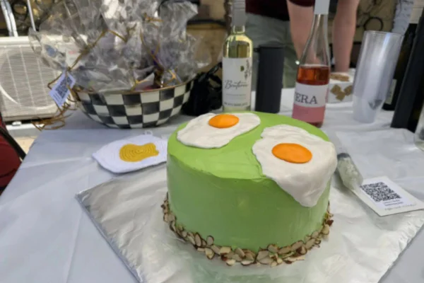 Foto colorida de um bolo verde - Metrópoles