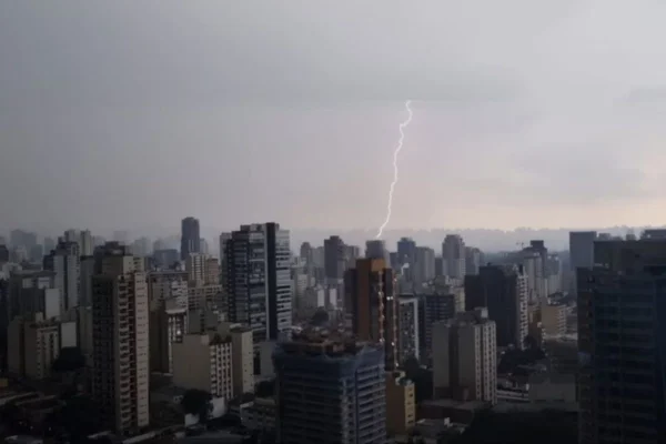 Apesar de o sábado ter amanhecido ensolarado, a chegada de uma frente fria em SP traz chuva forte, trovoadas, raios e rajadas de vento - Metrópoles