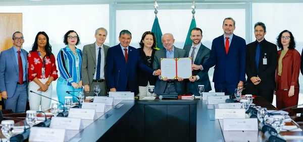 Presidente Lula assina decreto que reajusta valores do Bolsa Família