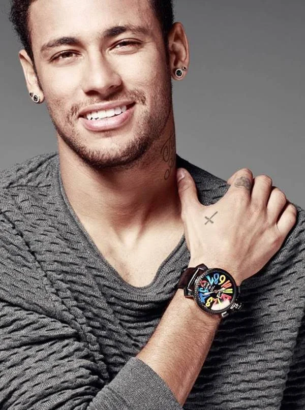 Neymar, adepto das transformações, muda de novo o visual. Confira - destaque galeria