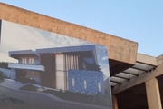 Outdoor na fachada da obra, mostra o projeto arquitetônico da Casa do Careca do INSS