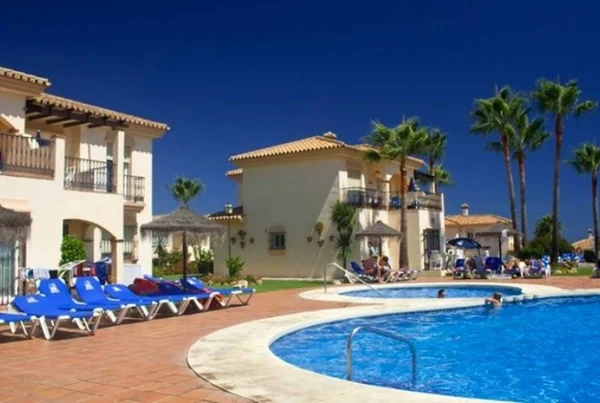 Pai e filho tentam salvar filha em piscina de hotel e os 3 morrem