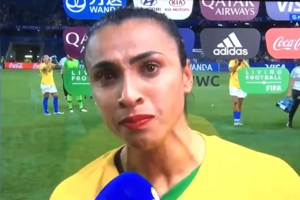 Marta faz discurso emocionante e não contém o choro após derrota
