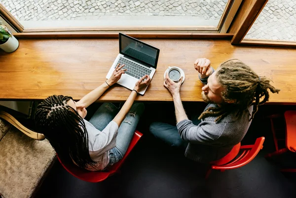 Teoria sobre relações com colegas de trabalho viraliza; entenda