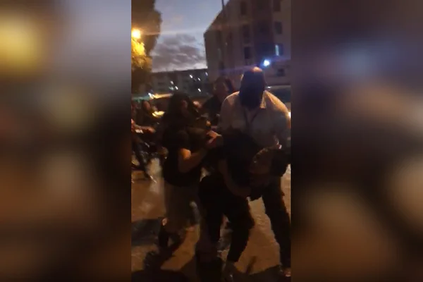 adolescente dá mata-leão em outro enquanto adulto tenta separar