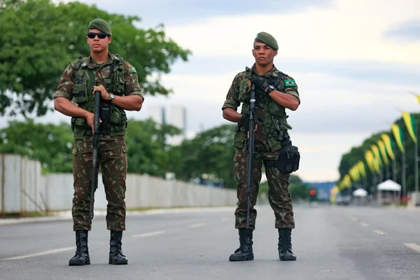 Reajuste de salários dos militares trava reforma da Previdência