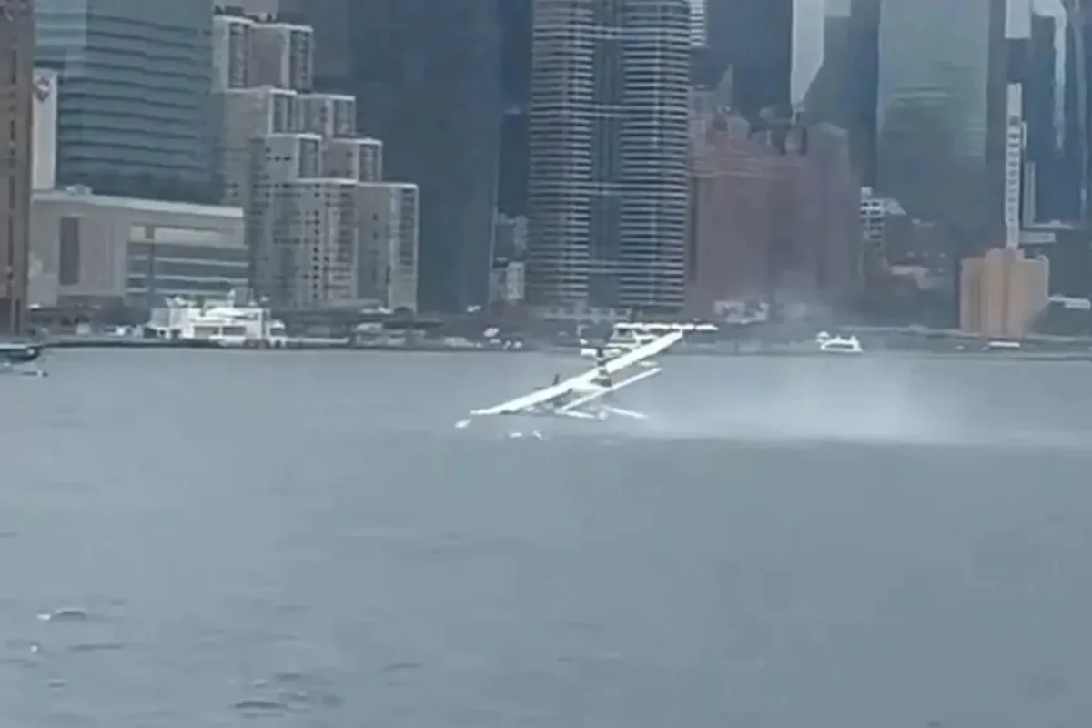 Hidroavião cai no East River em Nova York com 10 pessoas a bordo