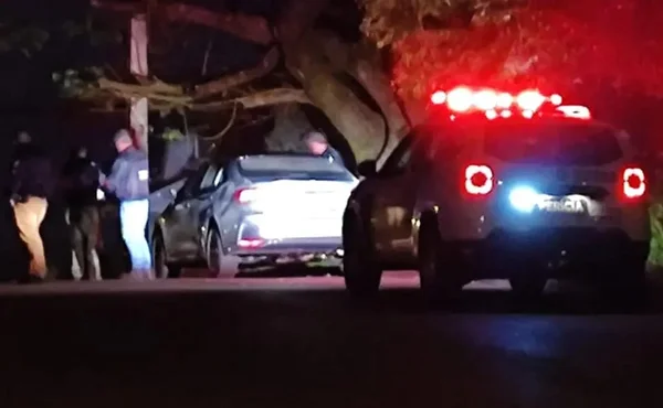 Após estranhar atraso de mulher, marido a encontra morta dentro de carro