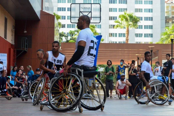 Jogadores de basquete paralímpico em competição local aparecem jogando o esporte- Metrópoles