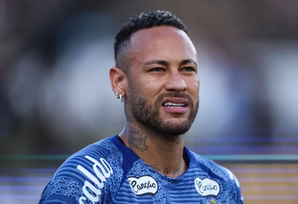 Imagem colorida de Neymar - Metrópoles