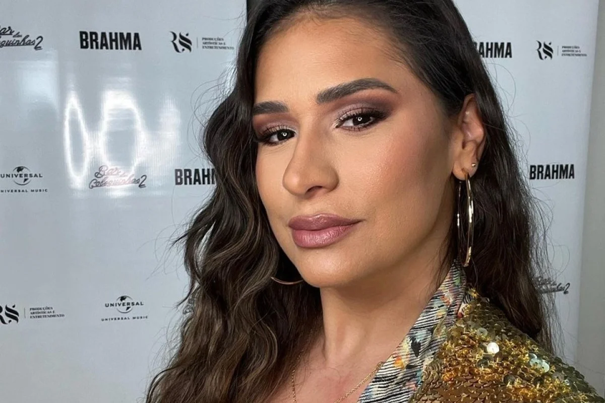 Simone, da dupla com Simaria, surge abatida após levar filha ao hospital Simone, da dupla com Simaria, surge abatida após levar filha ao hospital