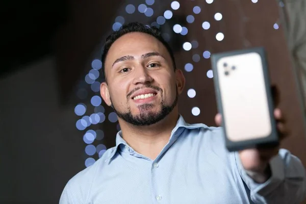 Morador do Gama recebe iPhone 11 da promoção do Metrópoles