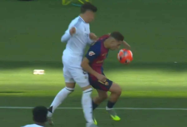 Fermín Lopez toca a mão na bola - Metrópoles