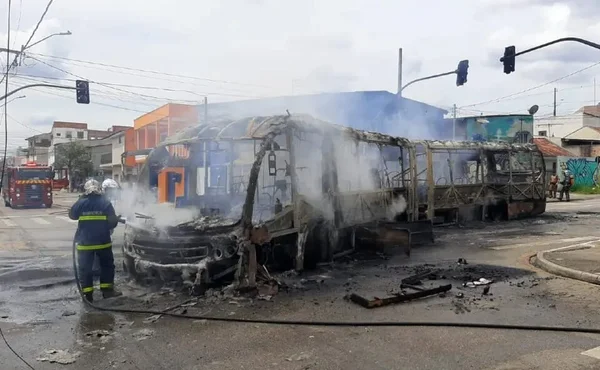 Após morte em confronto, moradores incendeiam ônibus em Curitiba (PR)