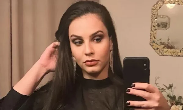 Imagem de mulher branca, com cabelo preto, maquiada, segurando um celular; ela morreu em um acidente de jet ski - Metrópoles