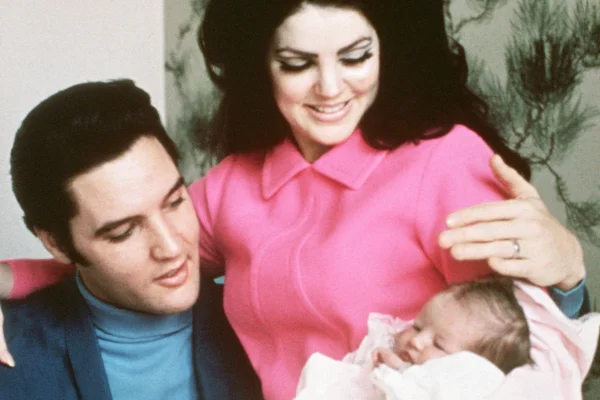 Viúva de Elvis Presley é acusada de matar a própria filha por herança