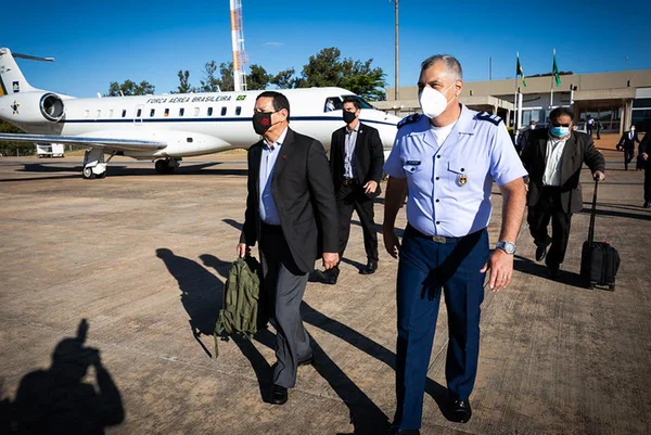 Mourão embarca para posse de presidente do Chile que Bolsonaro ignorou