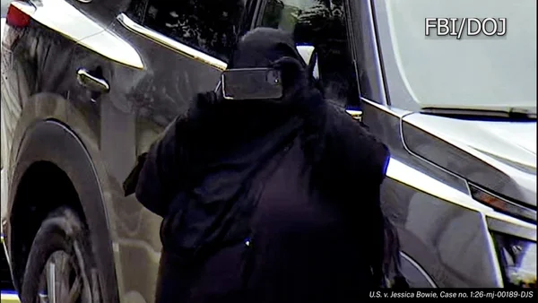 Imagem colorida mostra suspeita de planejar atentado do Estado Islâmico em NY - Metrópoles