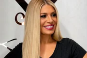 Adryana Ribeiro faz pose no salão de beleza